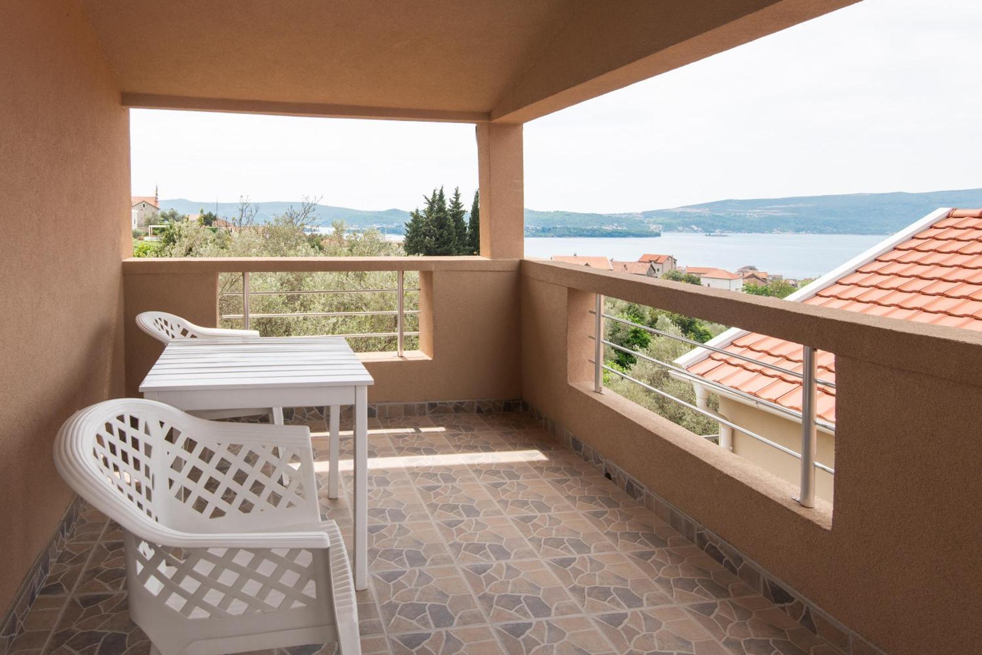 Hillside Vista Apartments Tivat Exterior photo