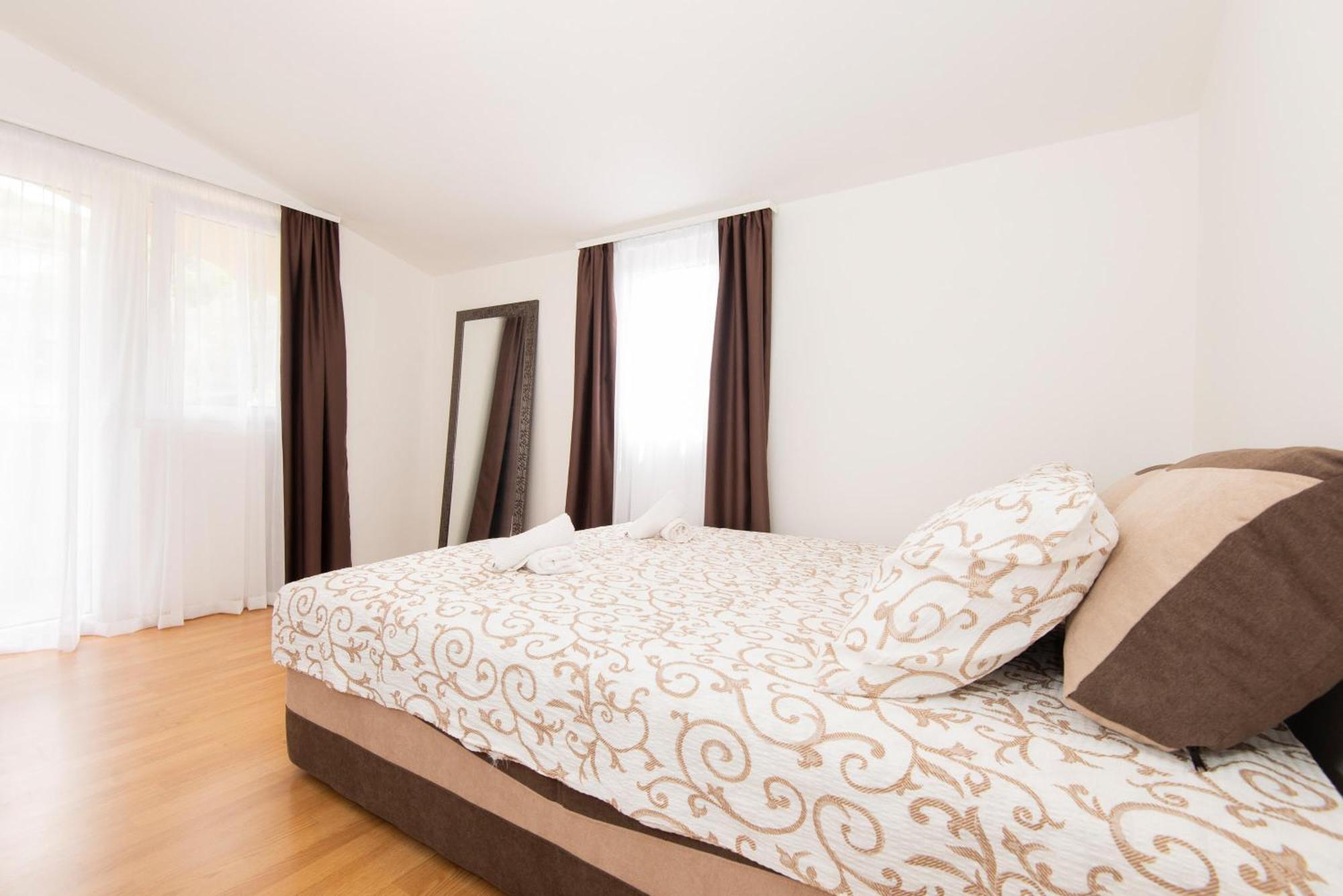 Hillside Vista Apartments Tivat Exterior photo